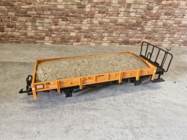 LGB Güterwagen Orange mit Bremserbühne, Ladegut