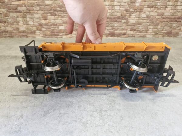 LGB Güterwagen Orange mit Bremserbühne, Ladegut – Bild 3