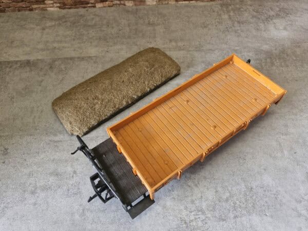LGB Güterwagen Orange mit Bremserbühne, Ladegut – Bild 4